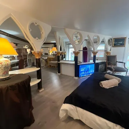 Av Montaigne Champs Elysee * Paris